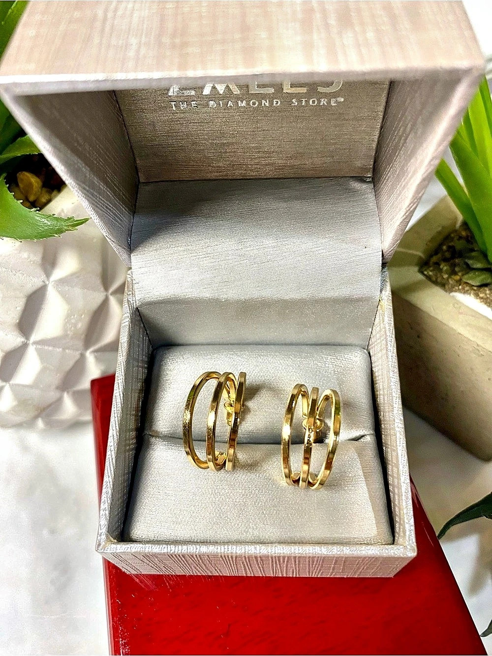 NWT 3 Distinct Lines Forming Gold Toned Hoop Earrings